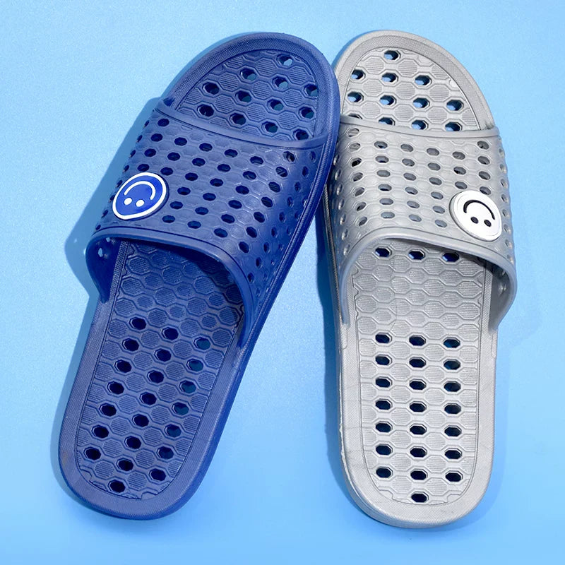 Marineblå og grå slip-on badesandal med åben front — Nordleva