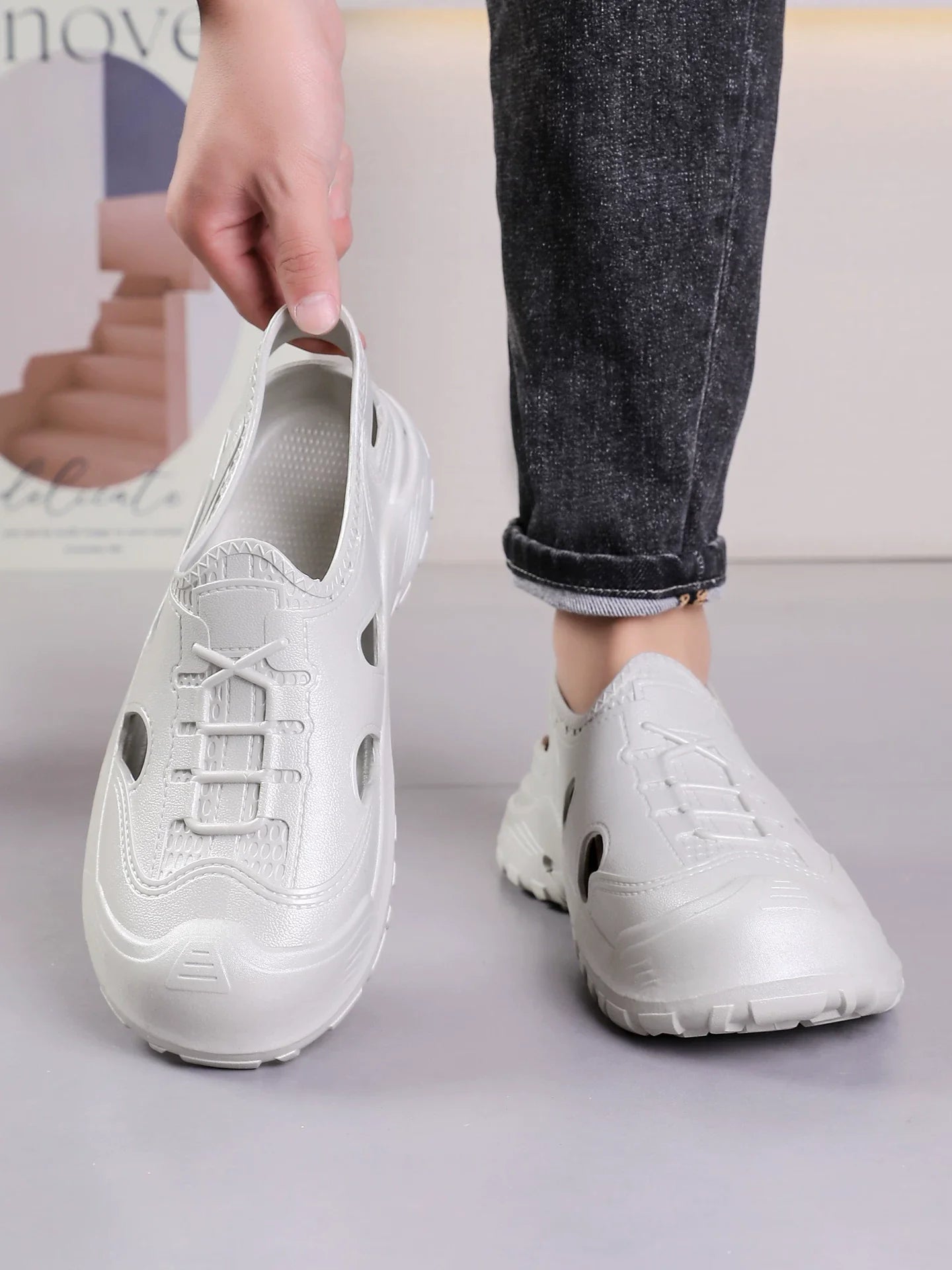Hvid læderlook sneaker med perforerede sideudskæringer og snørelukning — Nordleva