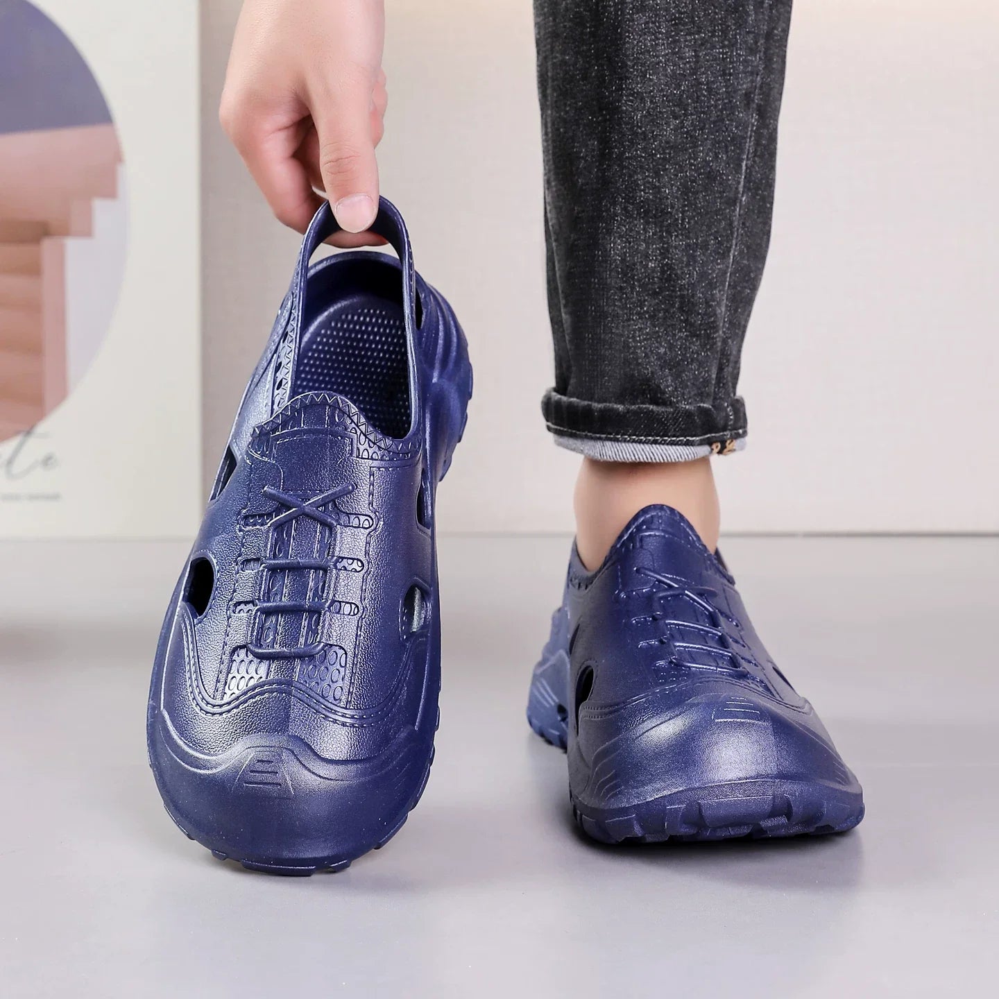 Marineblå sneaker med chunky sål og åbne sidepaneler — Nordleva
