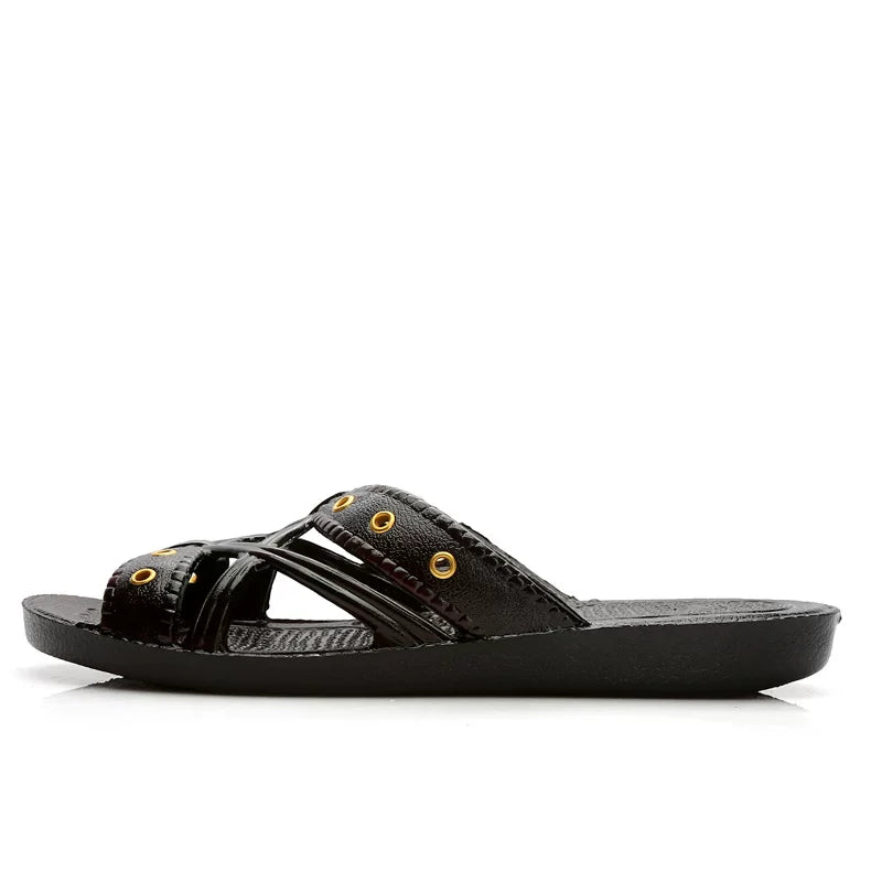 Sort Slide Sandal Profil Med Flad Sål Og Metalletter — Nordleva