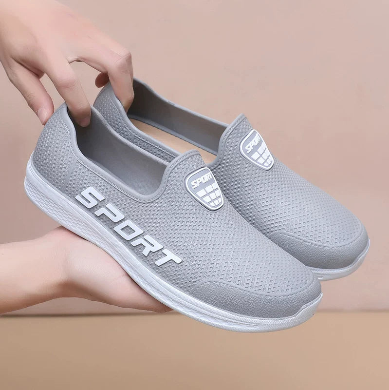 Grå Slip-On Træsko Holdt I Hånd Med Mesh Detalje — Nordleva