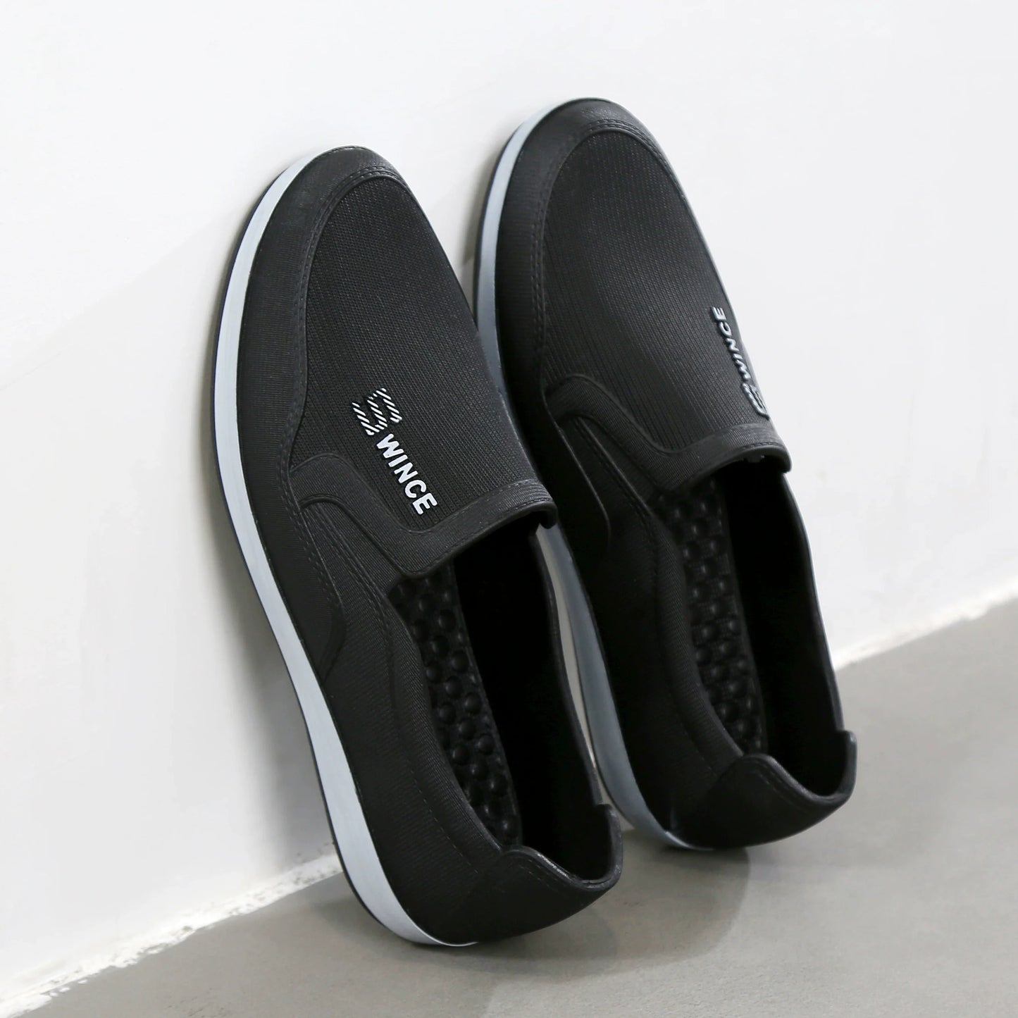 Sort Slip-On Sneaker med hvid mellemsål set oppefra — Nordleva