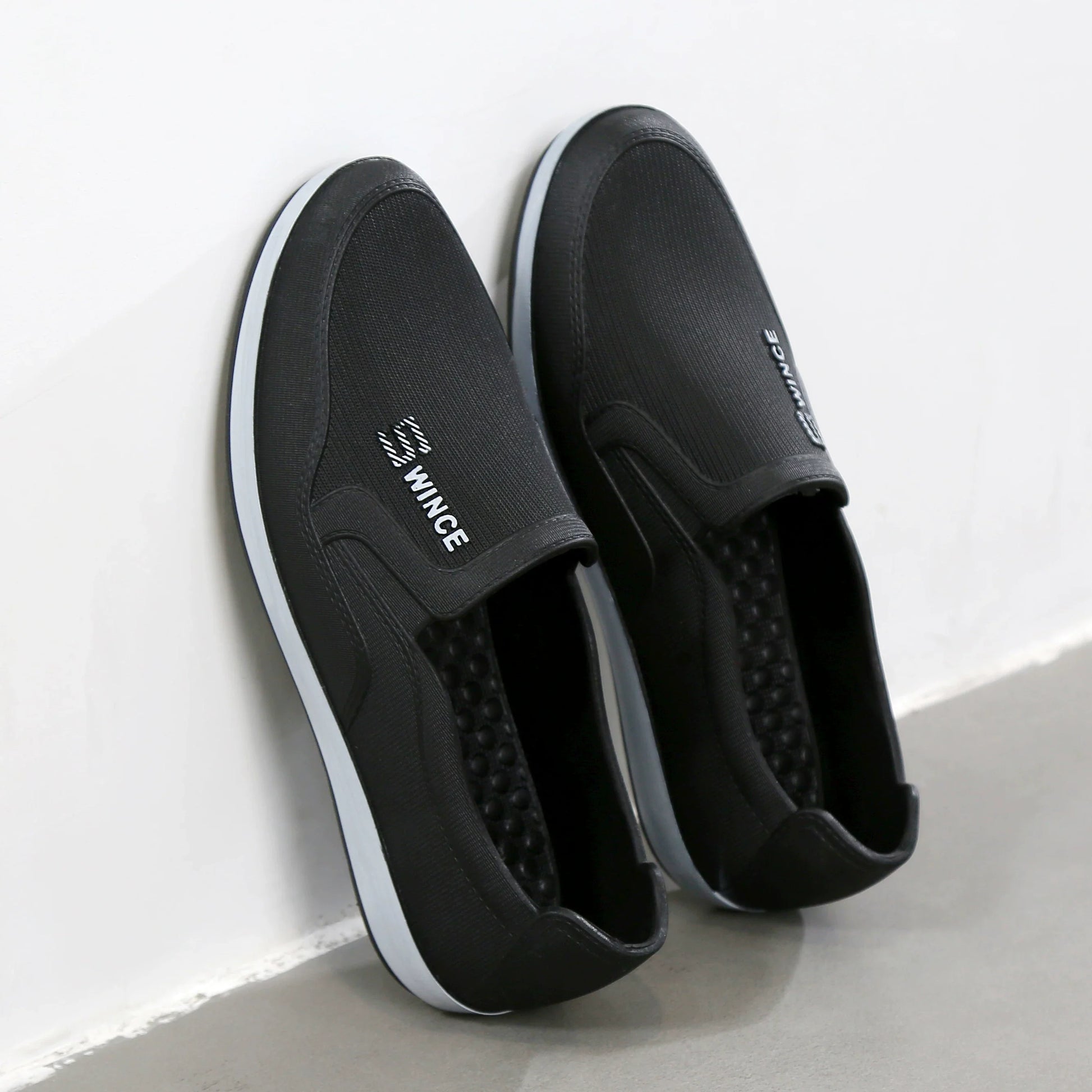 Sort Slip-On Sneaker med hvid mellemsål set oppefra — Nordleva