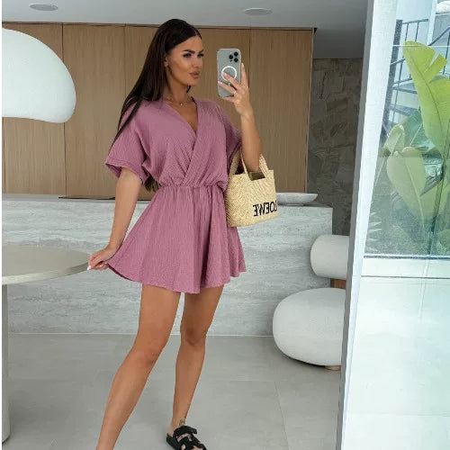 Rosa Slå-Om Playsuit Med Afslappet Shorts I Modeloptagelse — Nordleva