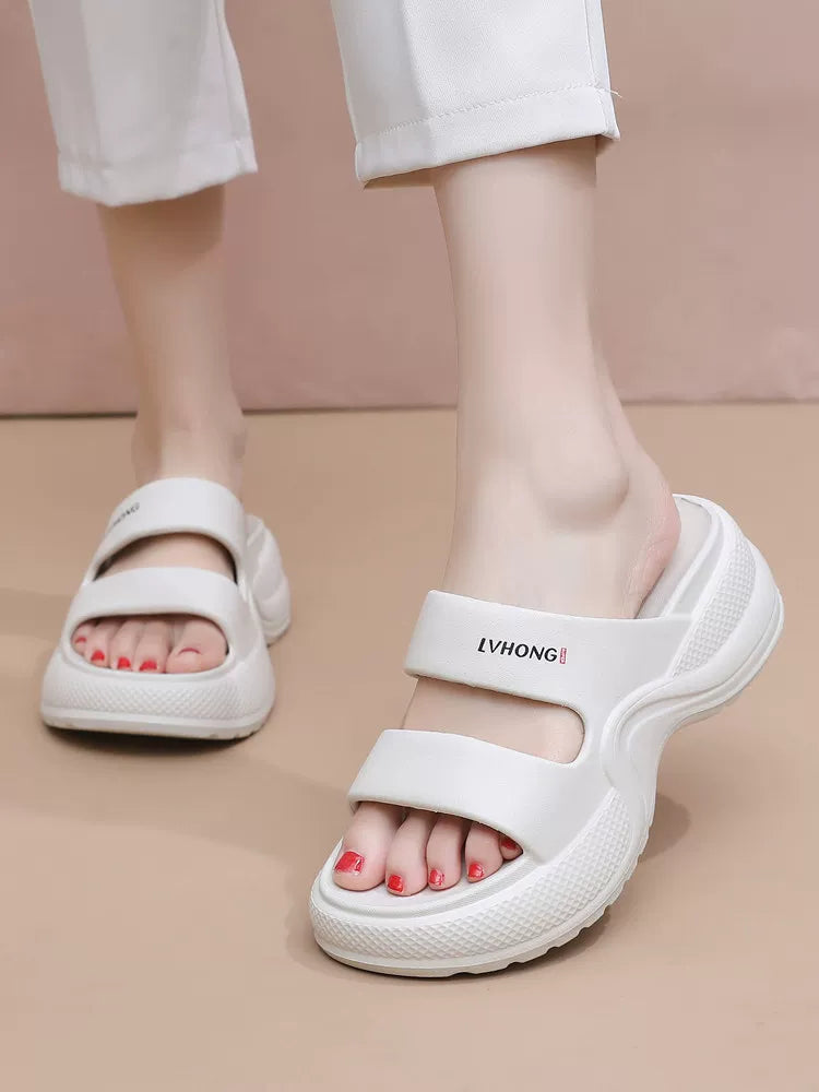 Hvide slip-on sandaler med dobbelte remme og kilehæl på fod — Nordleva