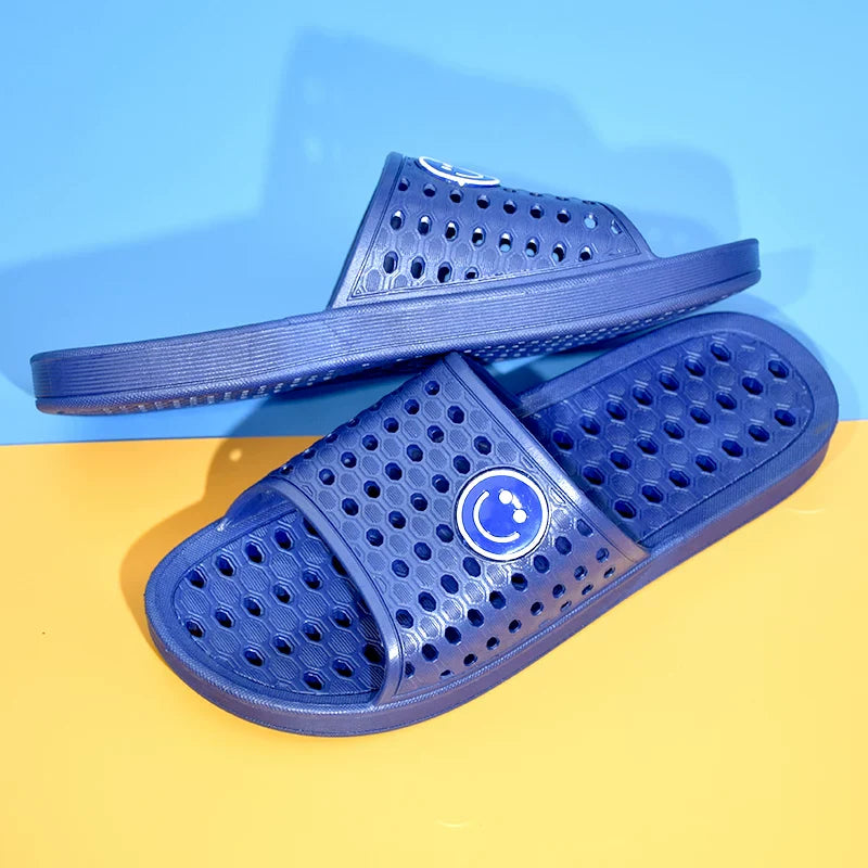 Marineblå badesandal med bred rem set fra siden — Nordleva