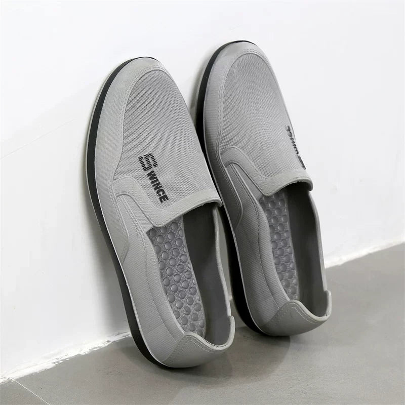 Grå Slip-On Sneaker med sort sål og elastiske indsatser — Nordleva