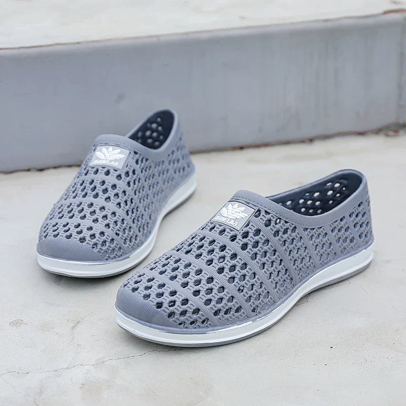 Grå Perforerede Slip-On Sko med hvid bund, produktfoto — Nordleva