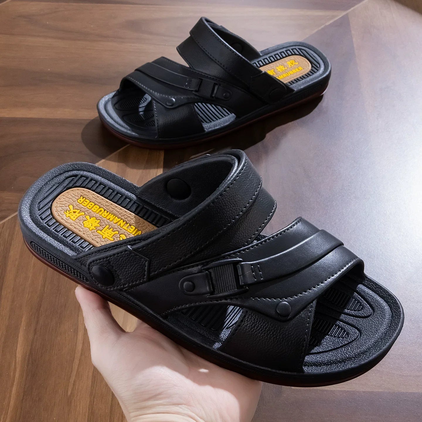 Sort og brun herresandal med plastikspænde og struktureret fodsval — Nordleva