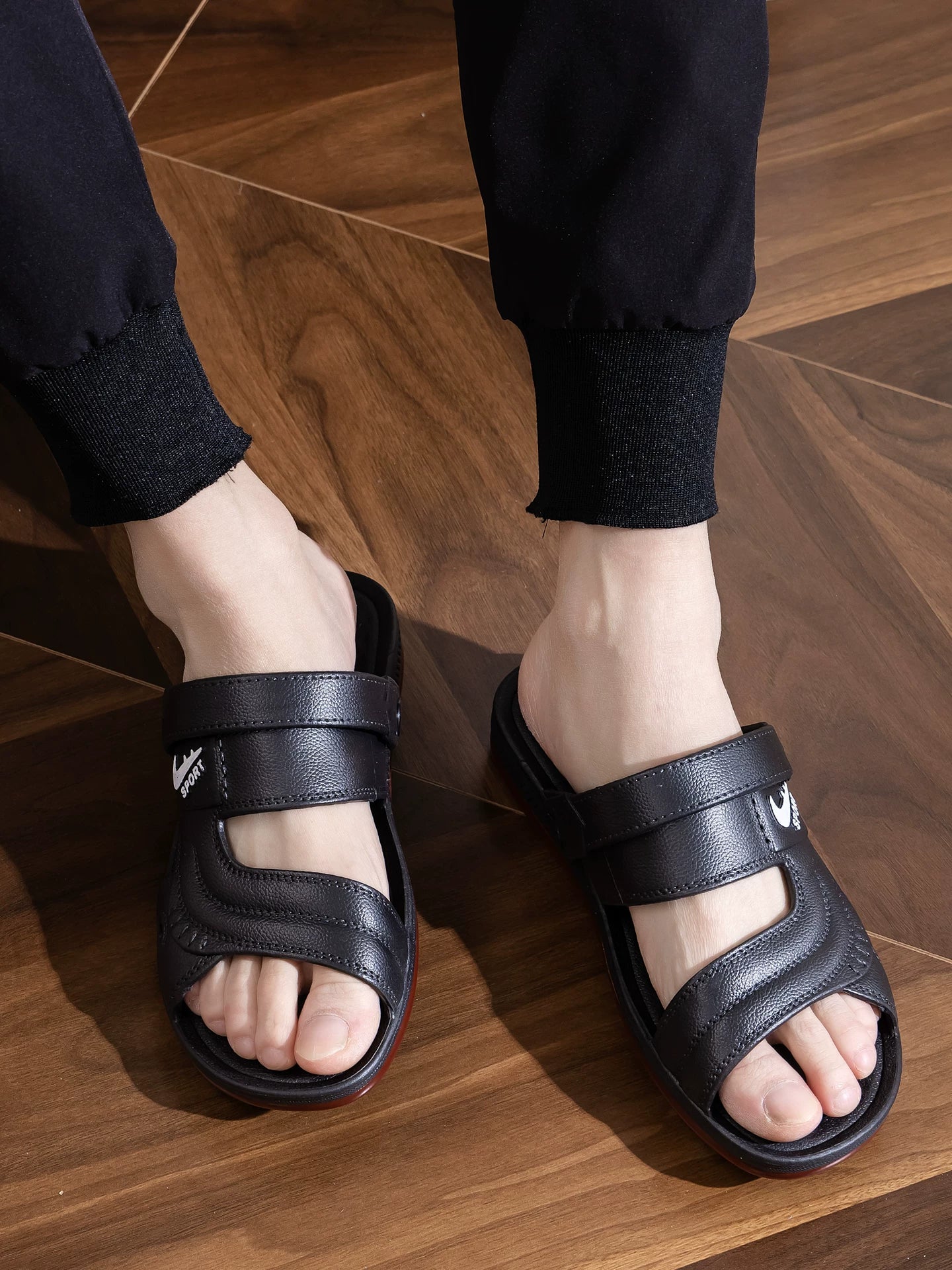 Sort Sportssandal Med Velcroremme På Fod Forfra — Nordleva