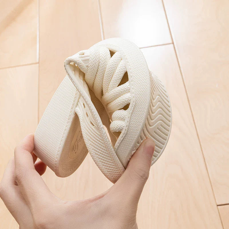 Cremehvid kilehæl sandal set fra siden med bred sål og tekstureret bund — Nordleva