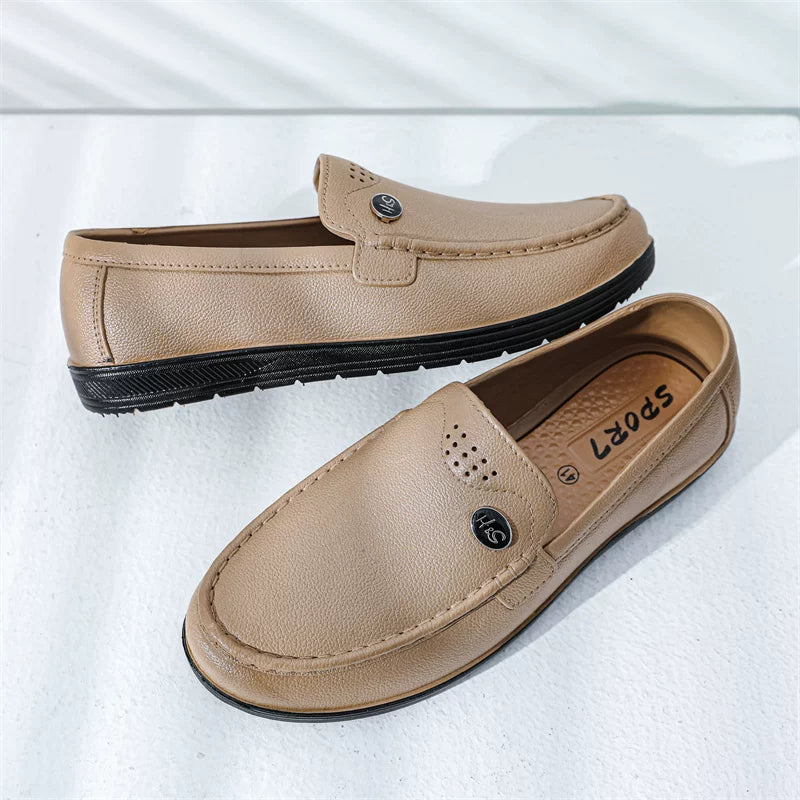Beige loafer med perforerede huller og sort sål — Nordleva