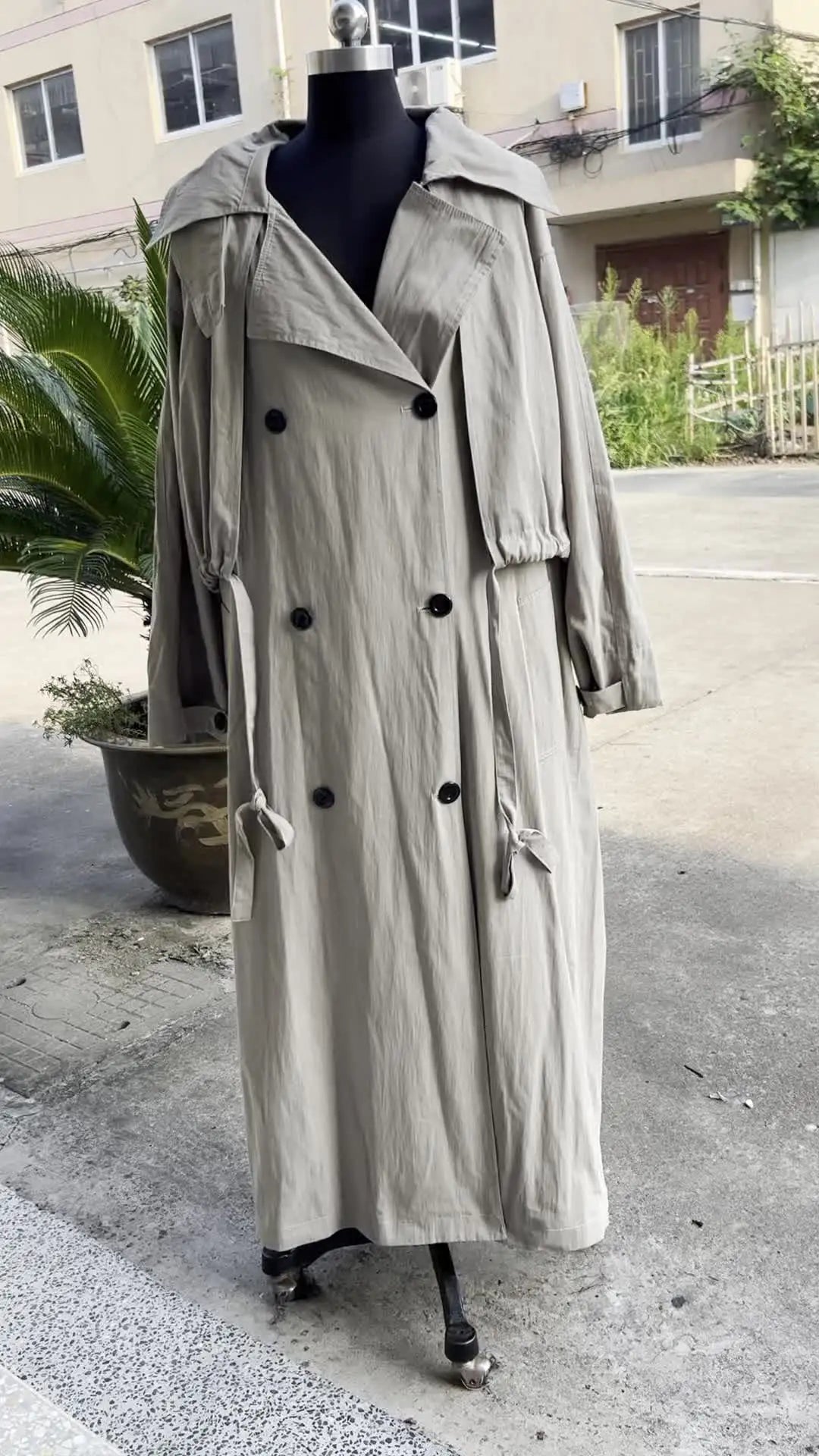 Sandfarvet Trenchcoat Med Store Revers