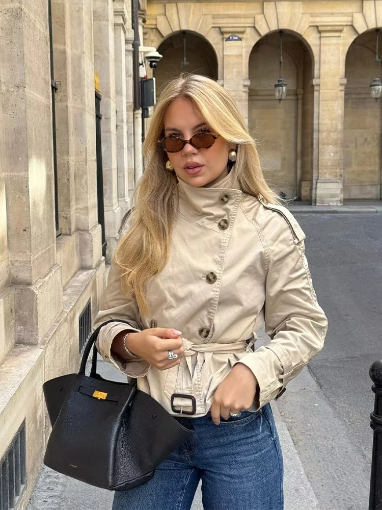 Kort Beige Trenchjakke Med Reverskrave