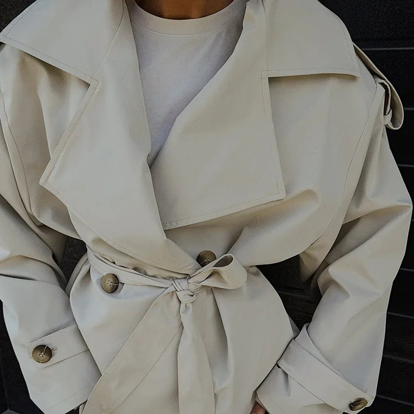 Kort Beige Trenchjakke Med Brede Revers