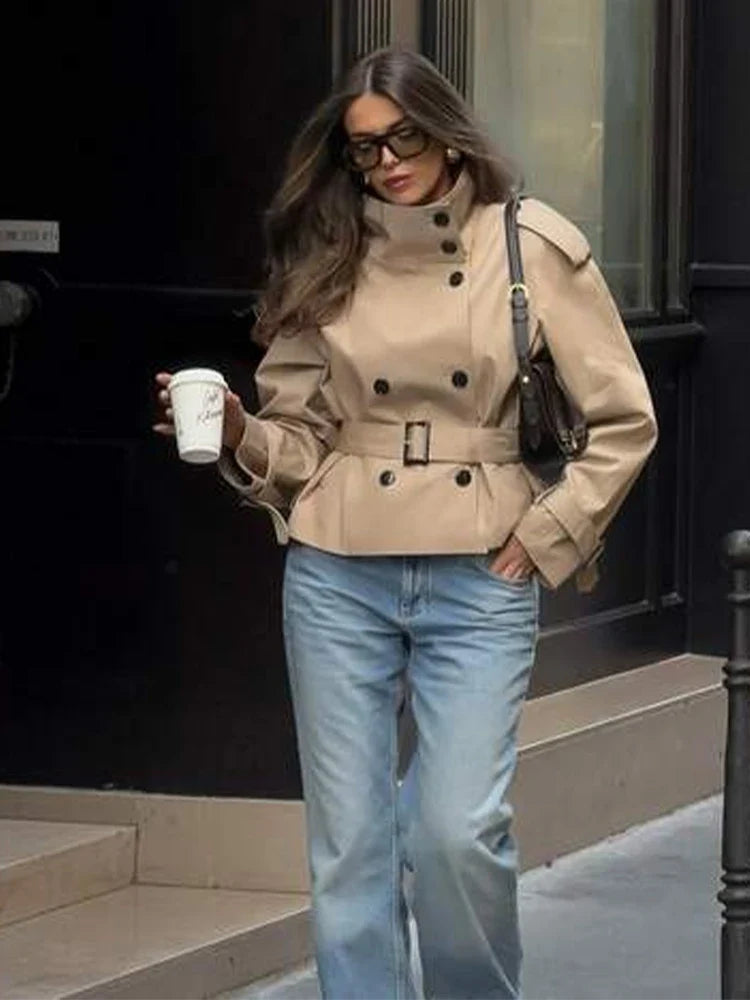 Kort Beige Trenchjakke Med Reverskrave