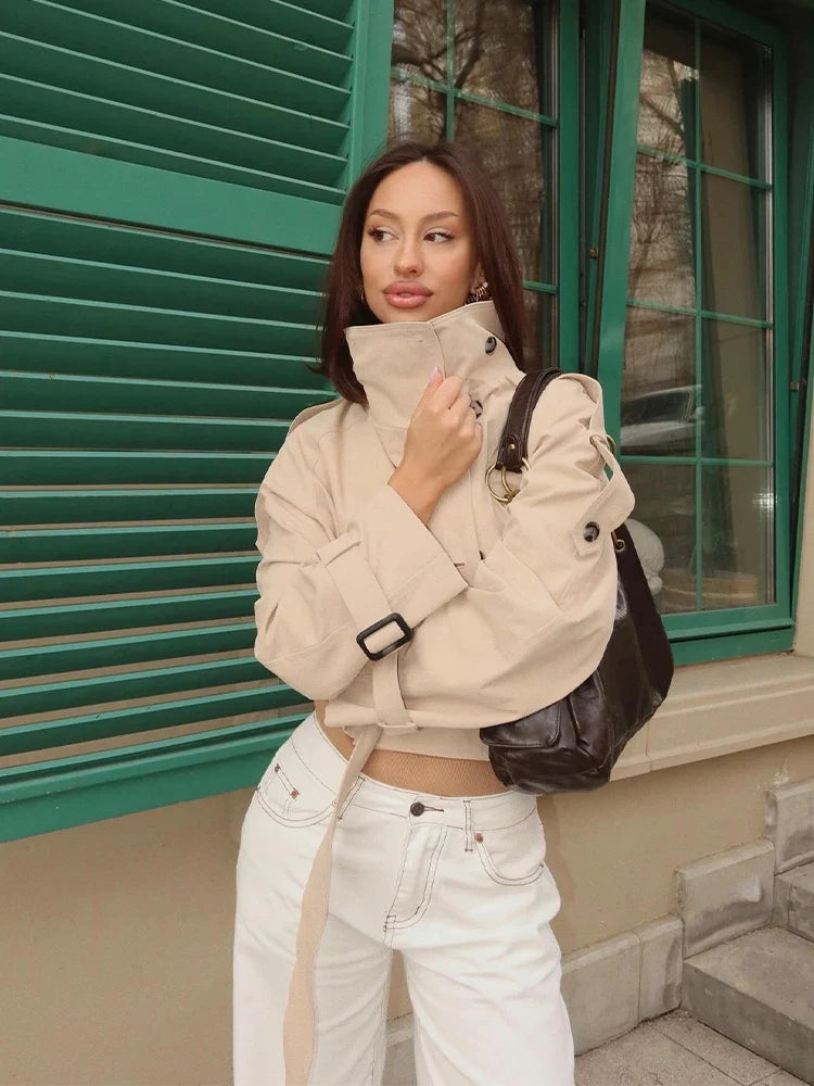 Kort Beige Trenchjakke Med Reverskrave