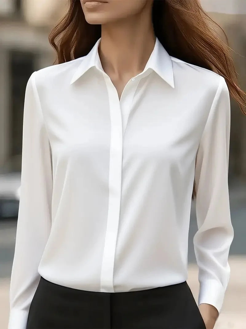 Bluse i Satinlook med Skjult Knaplukning
