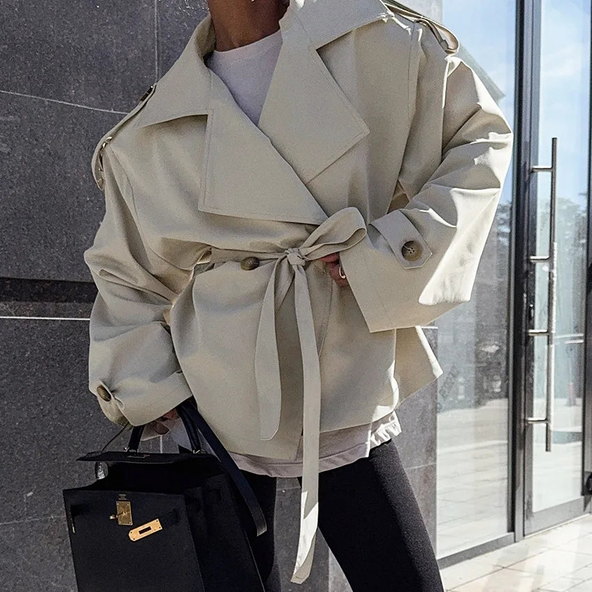 Kort Beige Trenchjakke Med Brede Revers