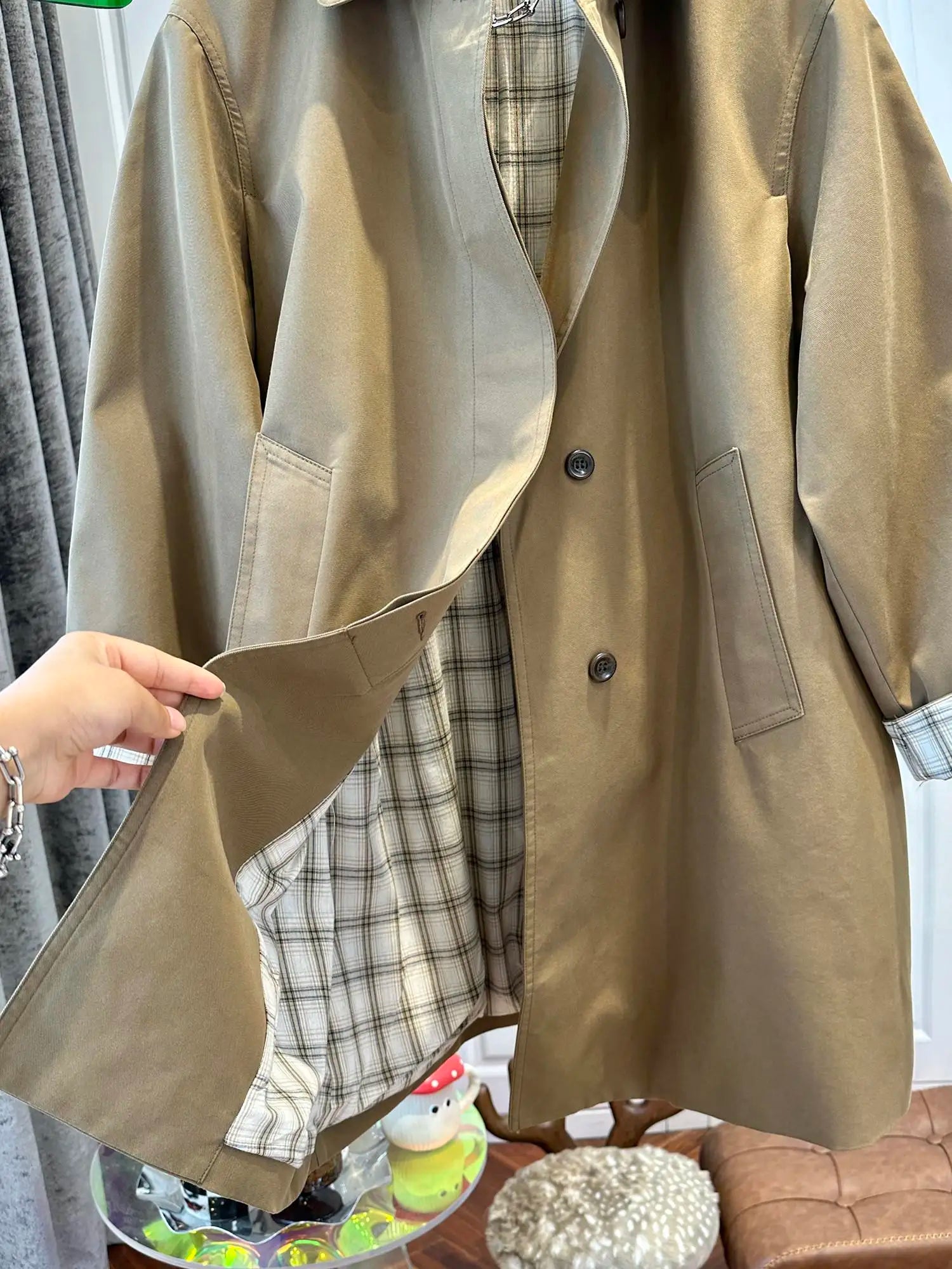 Khakifarvet Trenchcoat Med Ternede Manchetter