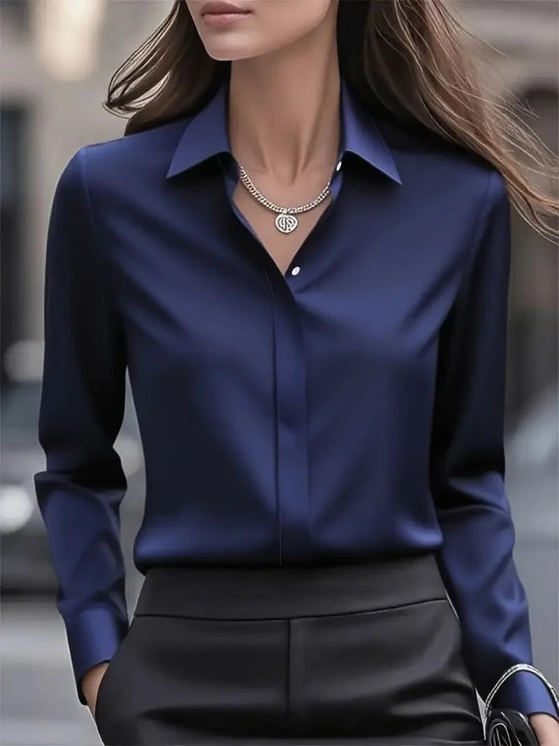 Bluse i Satinlook med Skjult Knaplukning