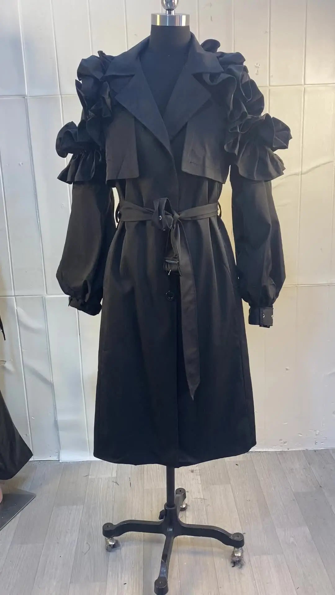 Trenchcoat Med Flæser og Bælte
