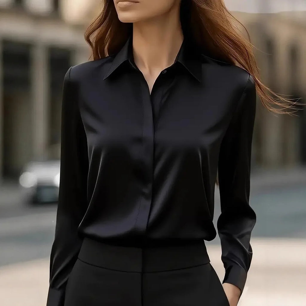 Bluse i Satinlook med Skjult Knaplukning