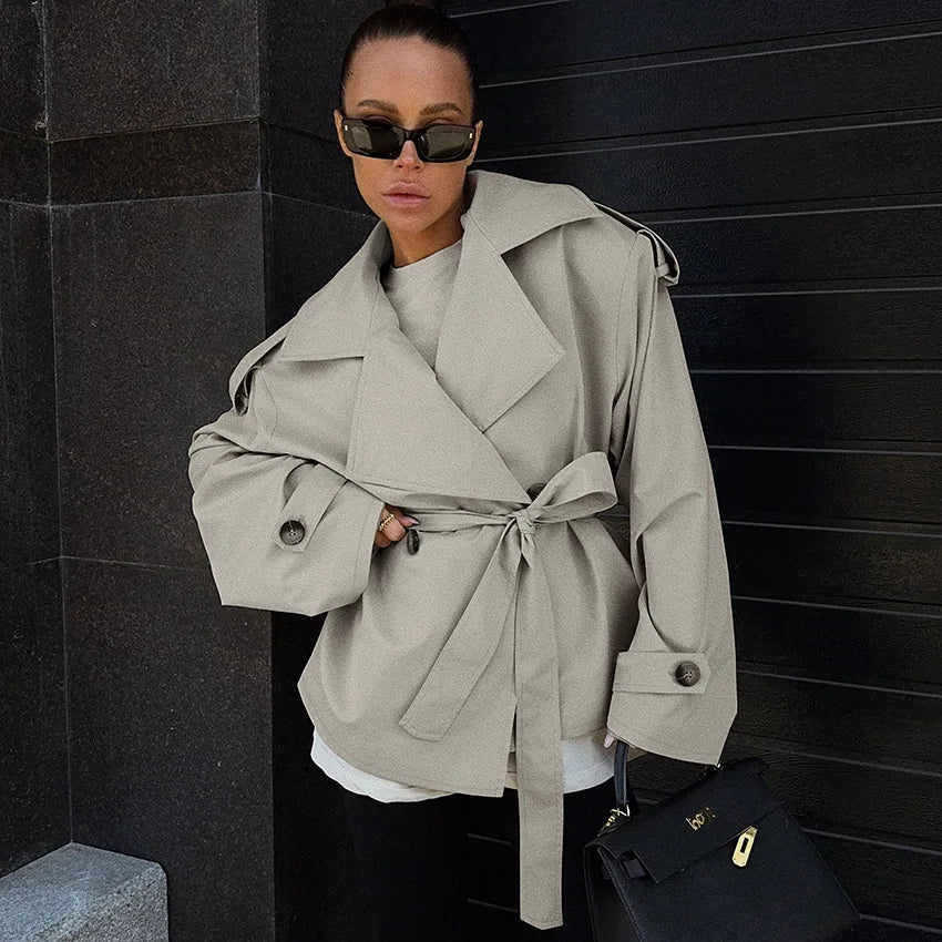 Kort Beige Trenchjakke Med Brede Revers
