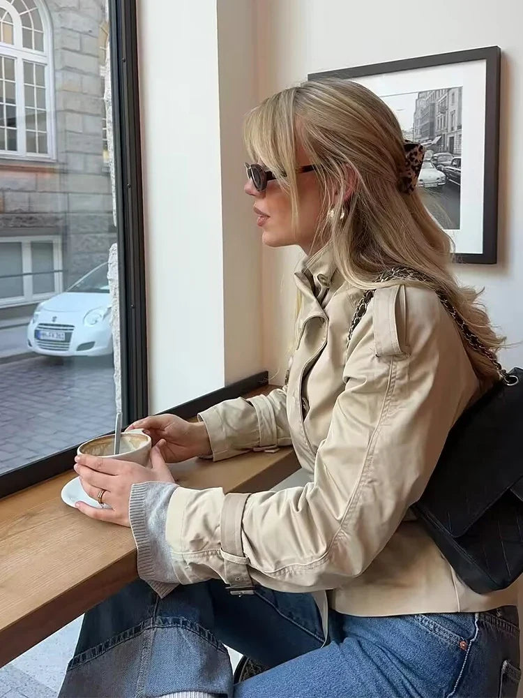 Kort Beige Trenchjakke Med Reverskrave