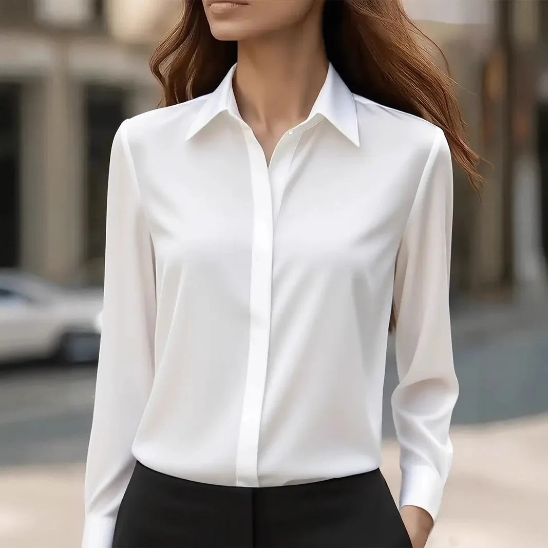 Bluse i Satinlook med Skjult Knaplukning