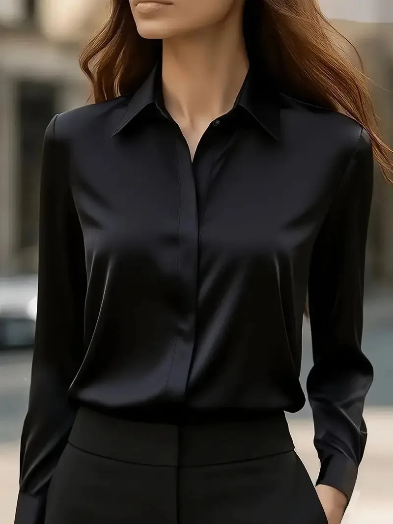 Bluse i Satinlook med Skjult Knaplukning