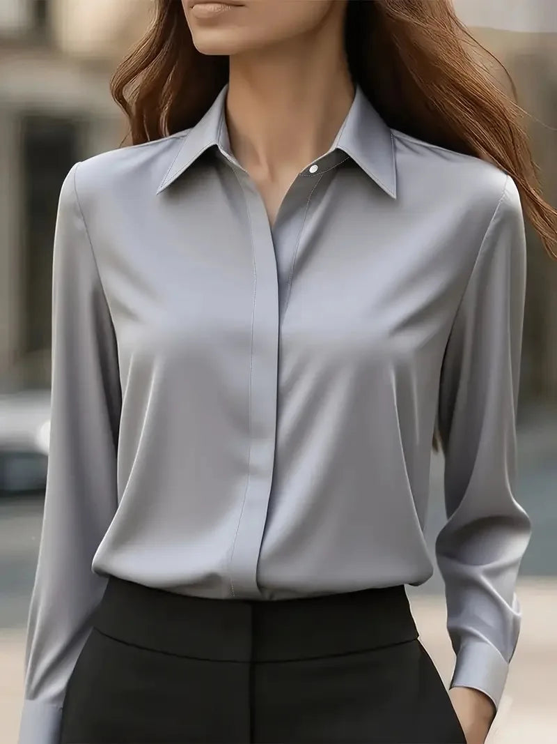 Bluse i Satinlook med Skjult Knaplukning