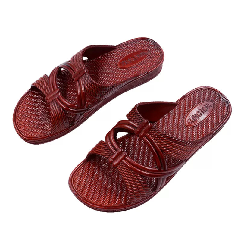 Vinrød slide sandal oppefra med åben front og flettet overflade — Nordleva